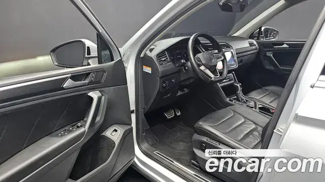 Volkswagen Tiguan 2022 — ფოტო 17/32