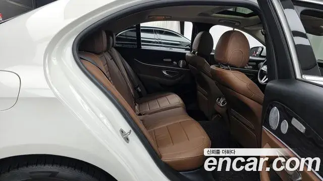 Mercedes-Benz E-Class 2019 — Фото 12/20