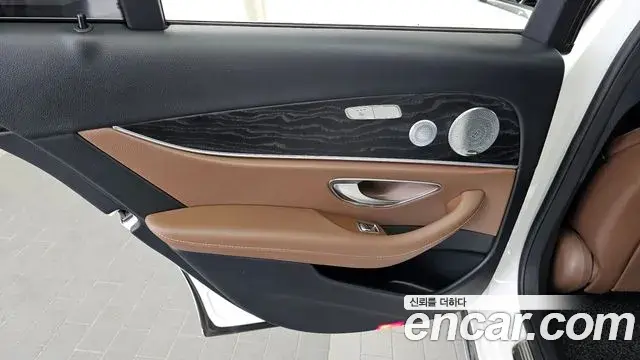 Mercedes-Benz E-Class 2019 — ფოტო 20/34