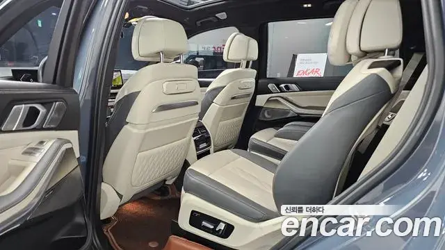 BMW X7 2023 — ფოტო 28/35