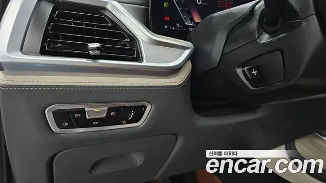 BMW X7 2023 — ფოტო 18/35