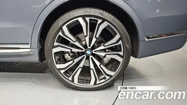 BMW X7 2023 — ფოტო 29/35