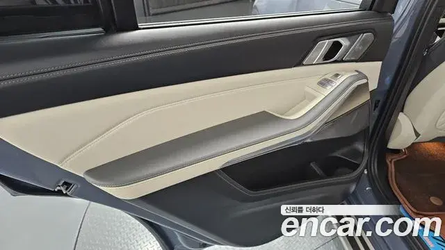 BMW X7 2023 — ფოტო 8/35