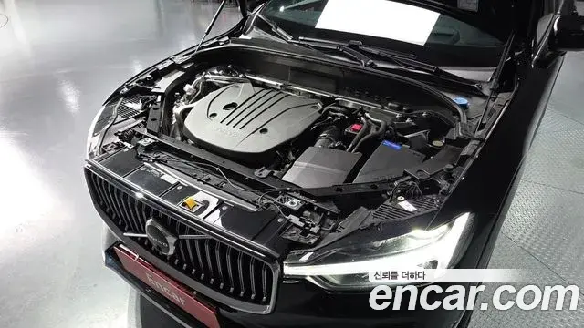 Volvo XC60 2022 — Şəkil 10/37