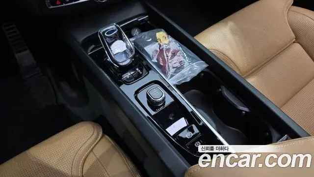 Volvo XC60 2022 — Şəkil 21/37