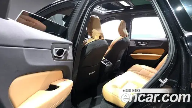 Volvo XC60 2022 — Şəkil 33/37