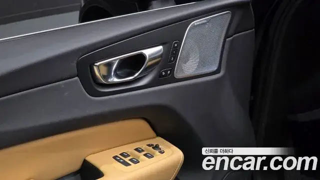 Volvo XC60 2022 — Şəkil 8/37