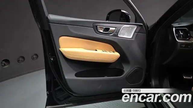Volvo XC60 2022 — Şəkil 12/37
