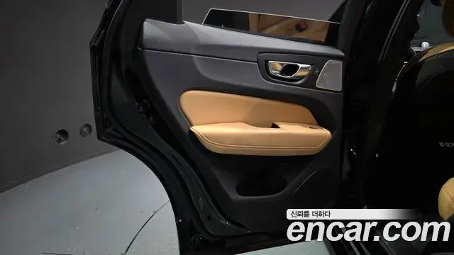 Volvo XC60 2022 — Şəkil 13/37