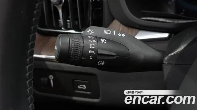 Volvo XC60 2022 — Şəkil 30/37