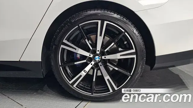 BMW 5 Series 2025 — ფოტო 14/33