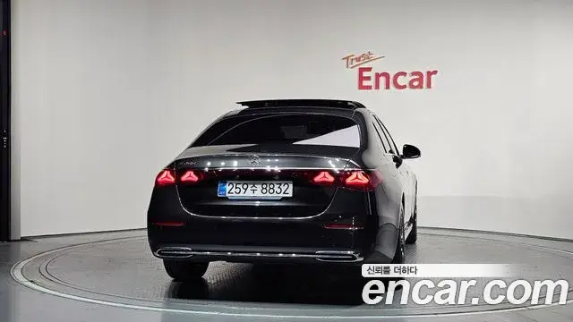 Mercedes-Benz E-Class 2025 — Фото 4/20
