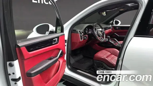 Porsche Cayenne 2022 — ფოტო 11/20