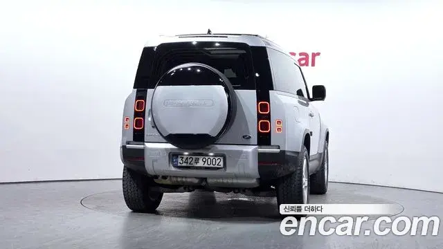 Land Rover Defender 2021 — Photo 17/32