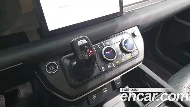 Land Rover Defender 2021 — Photo 25/32