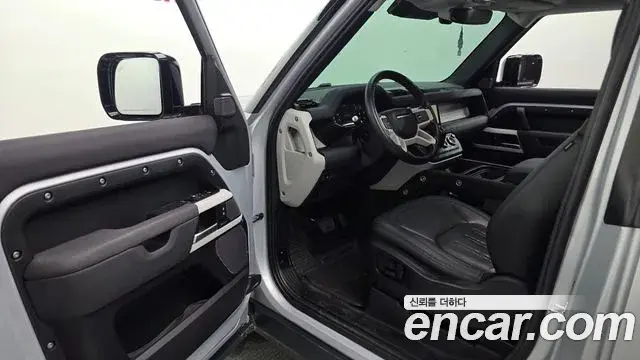 Land Rover Defender 2021 — Photo 13/32