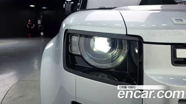 Land Rover Defender 2021 — Photo 27/32