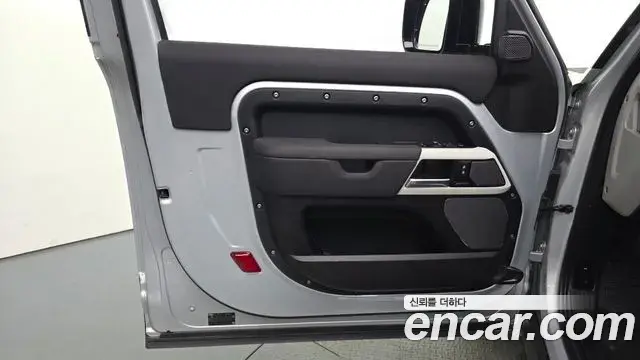 Land Rover Defender 2021 — Photo 10/32