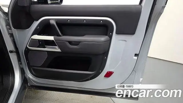 Land Rover Defender 2021 — Photo 22/32