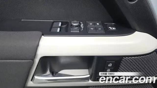 Land Rover Defender 2021 — Photo 26/32