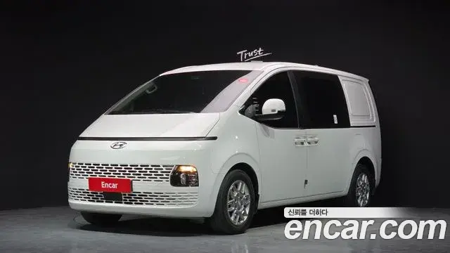 Hyundai Staria 2023 — Photo 8/32