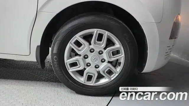 Hyundai Staria 2023 — Photo 1/32