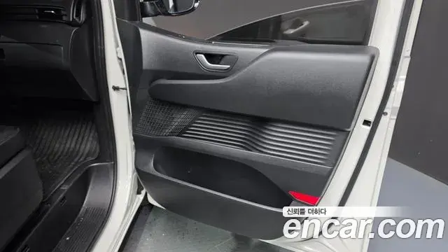Hyundai Staria 2023 — Photo 17/32