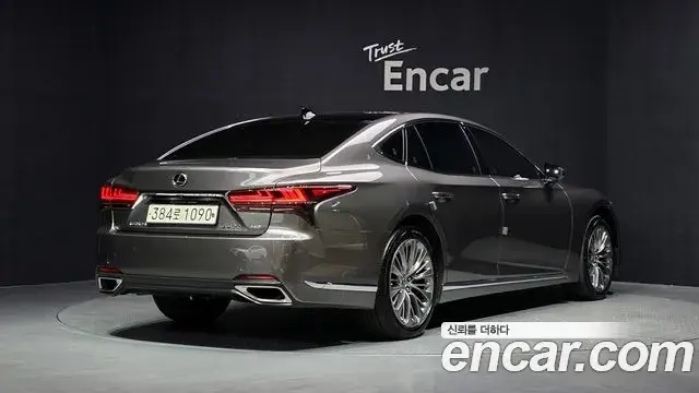 Lexus LS500 2021 — Photo 7/36