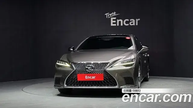 Lexus LS500 2021 — Photo 2/36