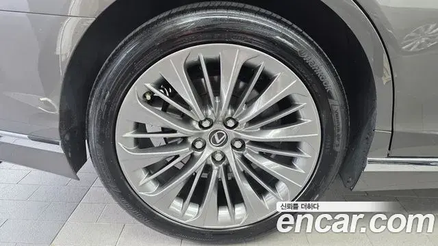 Lexus LS500 2021 — Photo 9/36