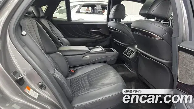 Lexus LS500 2021 — Photo 16/36