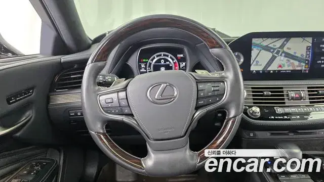 Lexus LS500 2021 — Photo 17/36