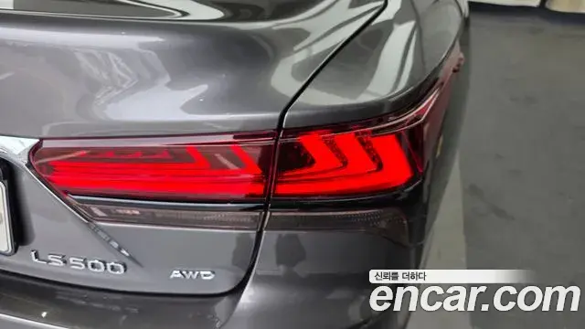 Lexus LS500 2021 — Photo 15/36