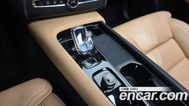 Volvo XC90 2022 — ფოტო 16/20