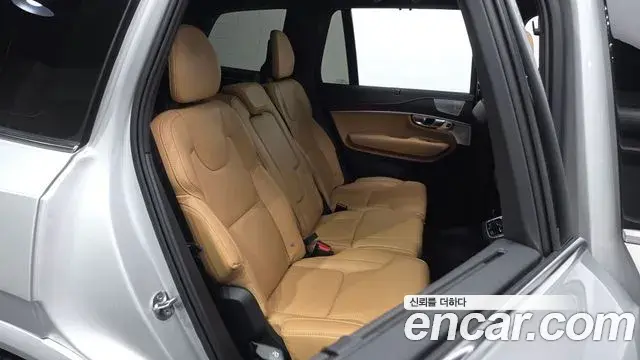 Volvo XC90 2022 — ფოტო 8/20