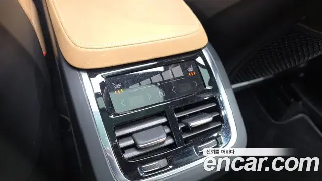 Volvo XC90 2022 — ფოტო 11/20