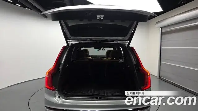 Volvo XC90 2022 — ფოტო 18/20