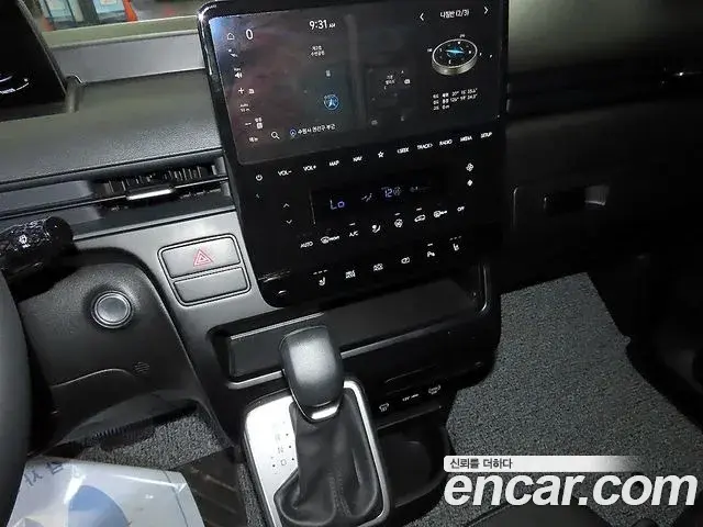 Hyundai Staria 2025 — Photo 8/18