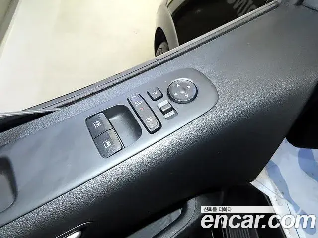 Hyundai Staria 2025 — Photo 11/18