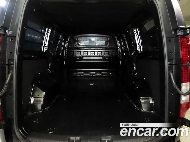 Hyundai Staria 2025 — Photo 15/18