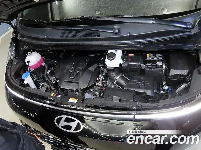 Hyundai Staria 2025 — Photo 17/18