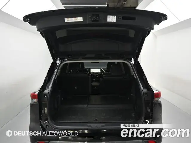 Toyota Highlander 2023 — Фото 19/20
