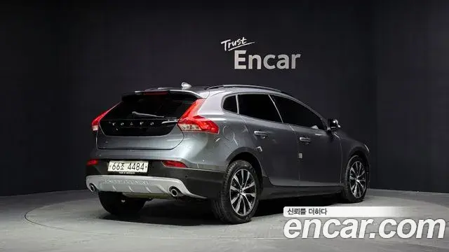 Volvo V40 Cross Country 2019 — ფოტო 14/31