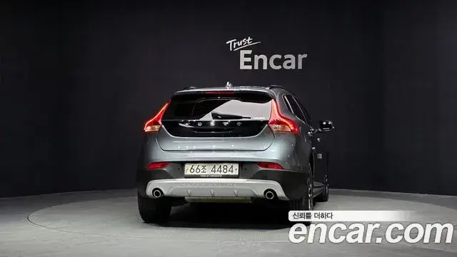 Volvo V40 Cross Country 2019 — ფოტო 18/31