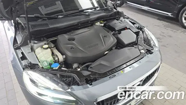 Volvo V40 Cross Country 2019 — ფოტო 7/31