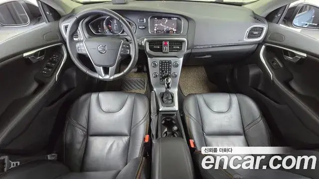 Volvo V40 Cross Country 2019 — ფოტო 1/31