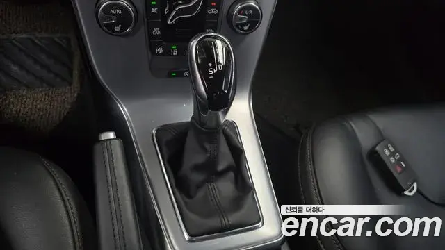 Volvo V40 Cross Country 2019 — ფოტო 13/31