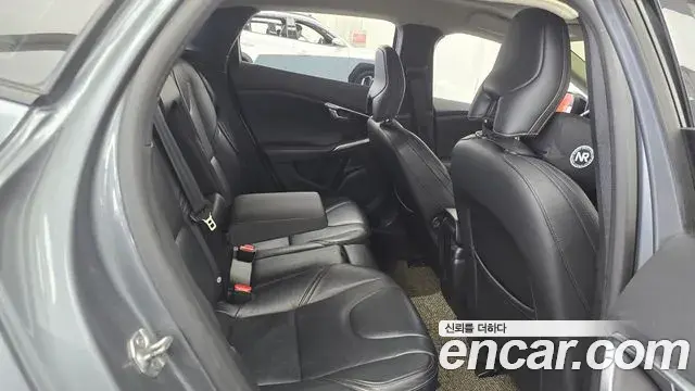 Volvo V40 Cross Country 2019 — ფოტო 16/31