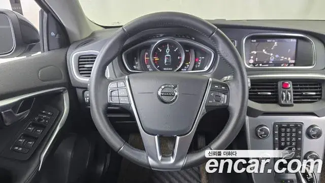 Volvo V40 Cross Country 2019 — ფოტო 4/31