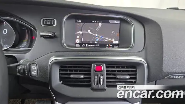 Volvo V40 Cross Country 2019 — ფოტო 26/31